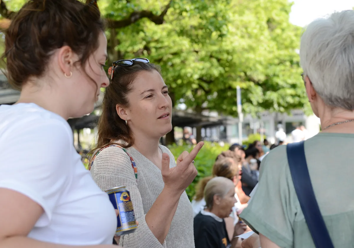 SP-Gemeinderätin Nina Nussbaumer (Bildmitte), hier beim diesjährigen Frauenstreik, vermisste den Partystand an der Zentralstrasse. Drei Frauen stehen nebeneinander. Die Frau in der Mitte ist gerade angeregt am Diskutieren.